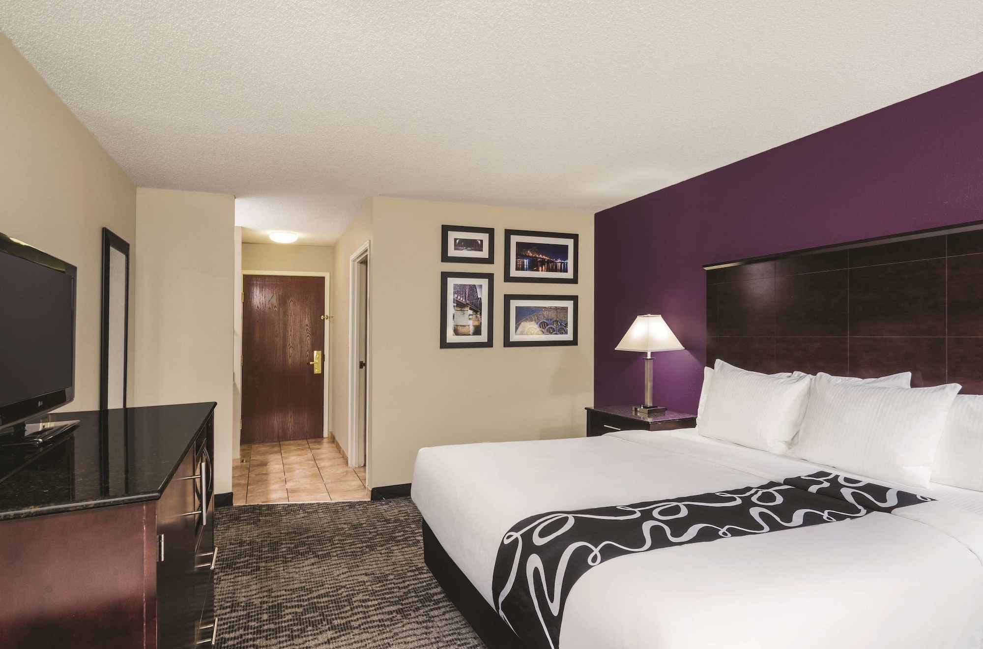 Room, King Bed, La Quinta Inn & Suites by Wyndham Louisville East 4/9
