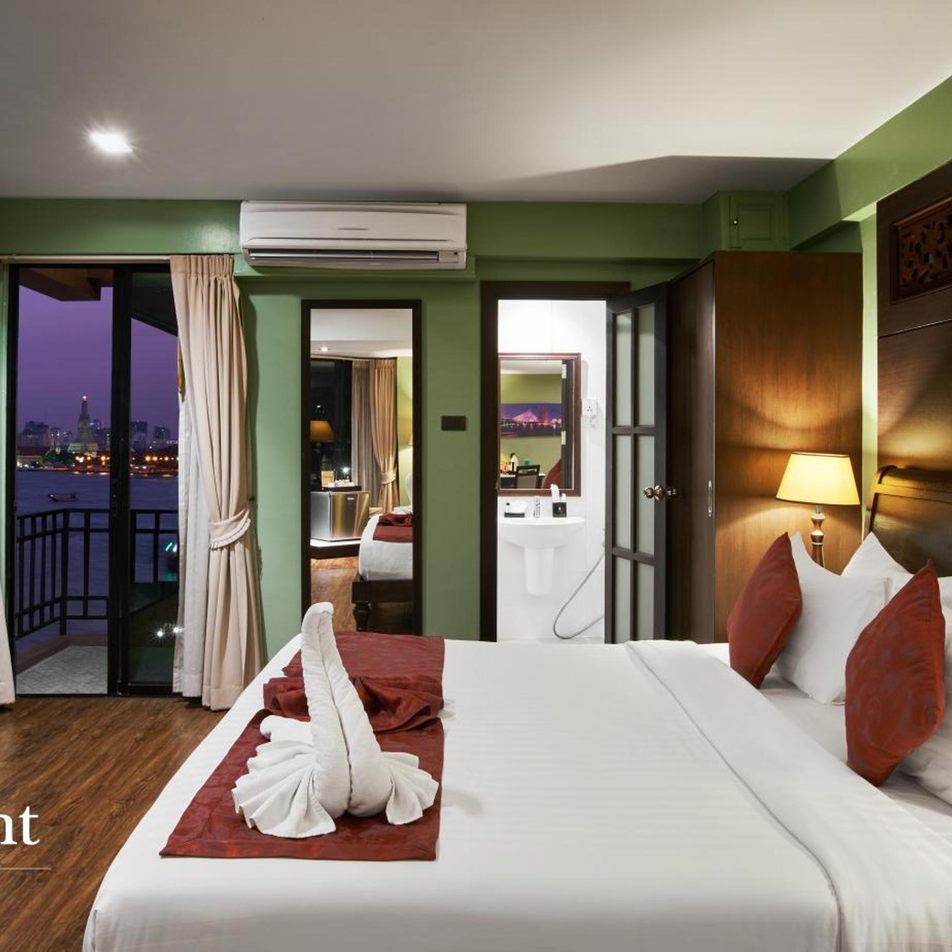 Room, River Front