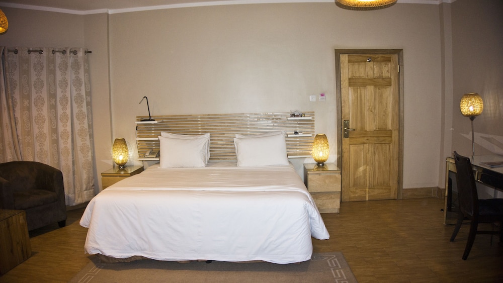 Tropical Enclave Hotel 20/60