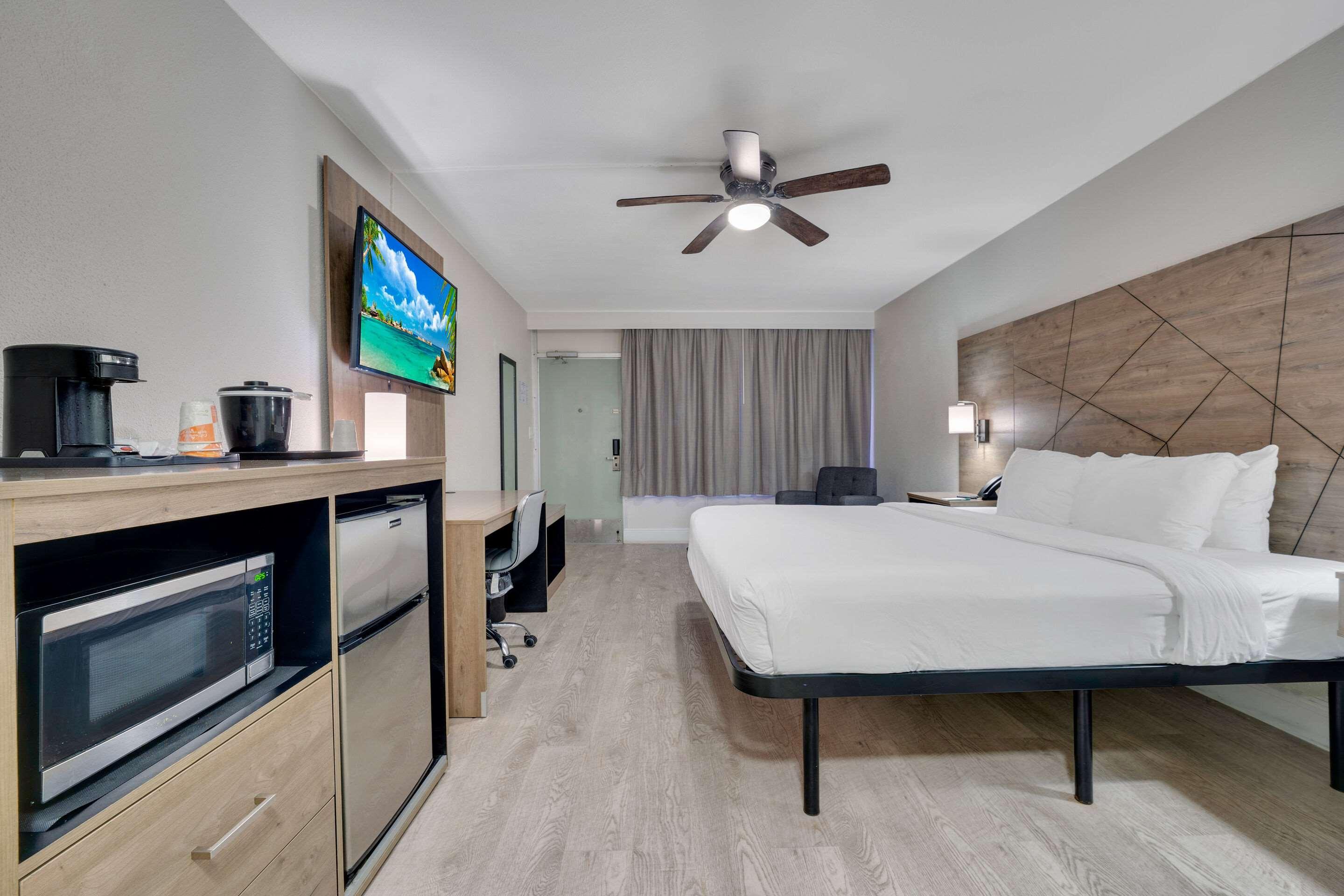 Room, King Bed, Exterior Entrance