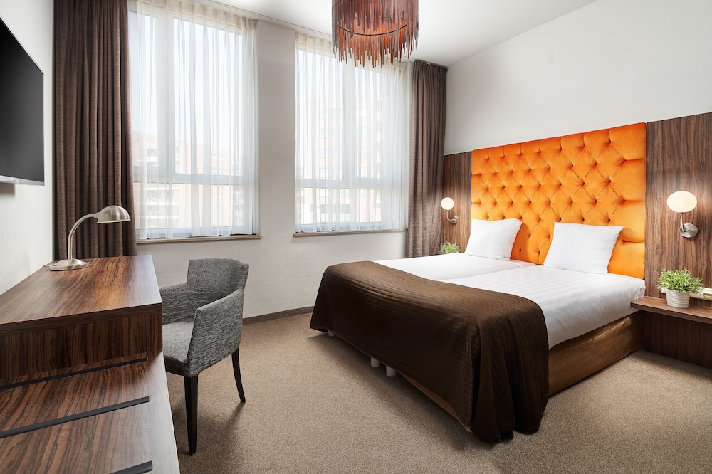 City, Twin Beds