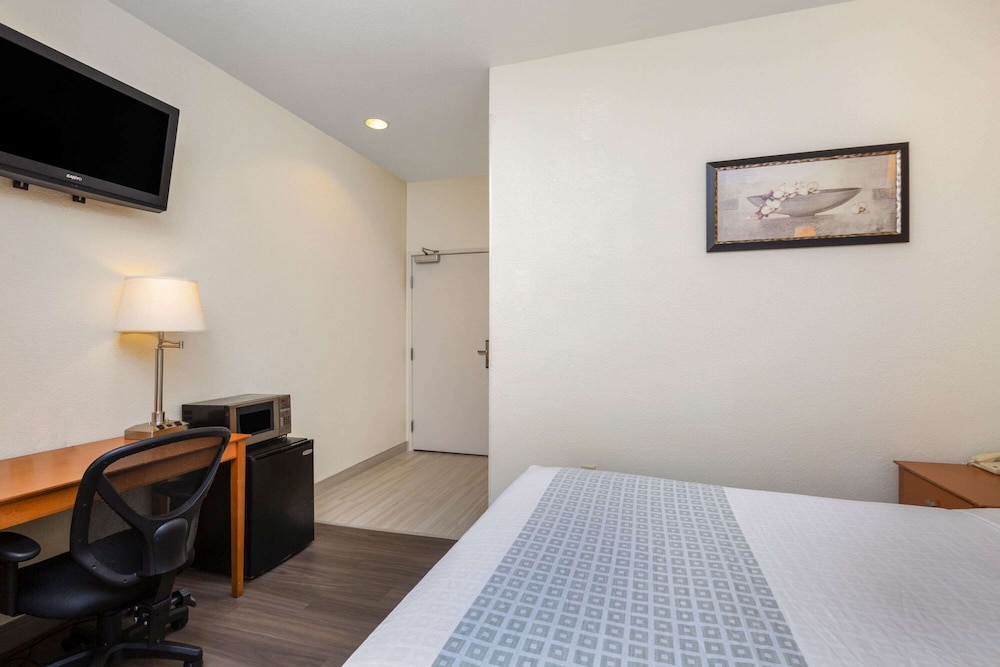 La Quinta Inn & Suites by Wyndham Tulare 18/40
