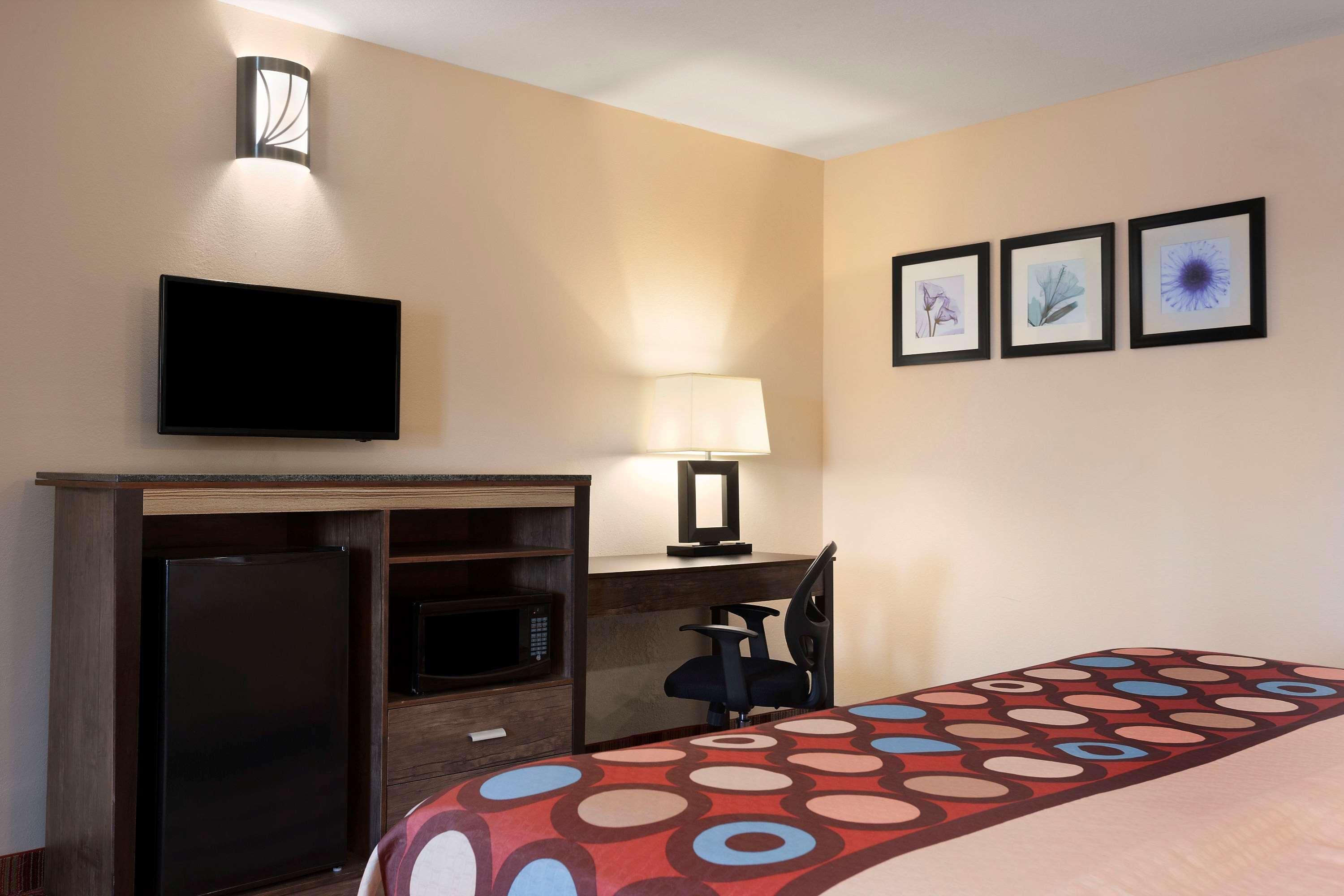 Super 8 by Wyndham Rahway Newark 13/16