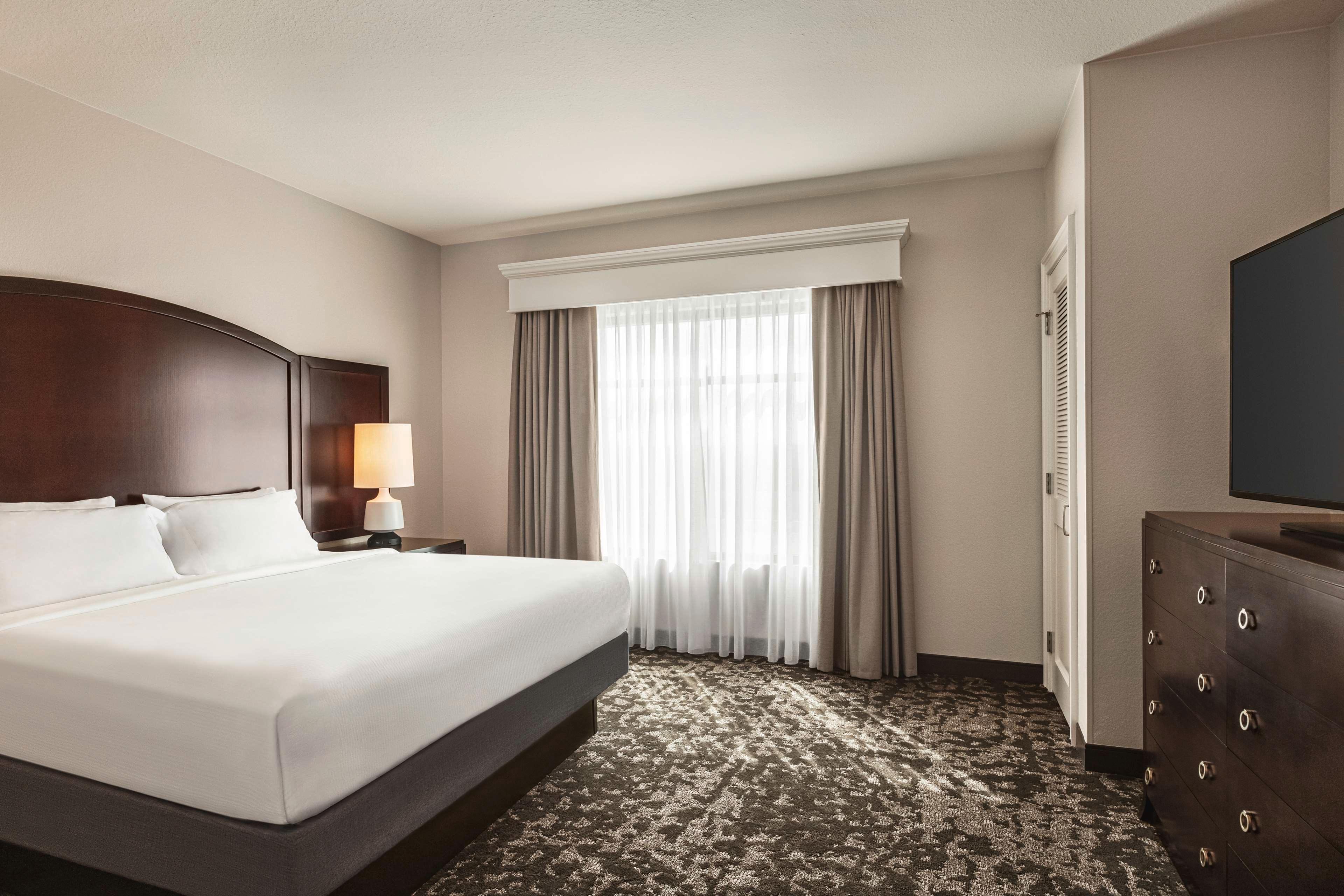 1 BEDROOM, DELUXE, SUITE, KING BED, ACCESSIBLE