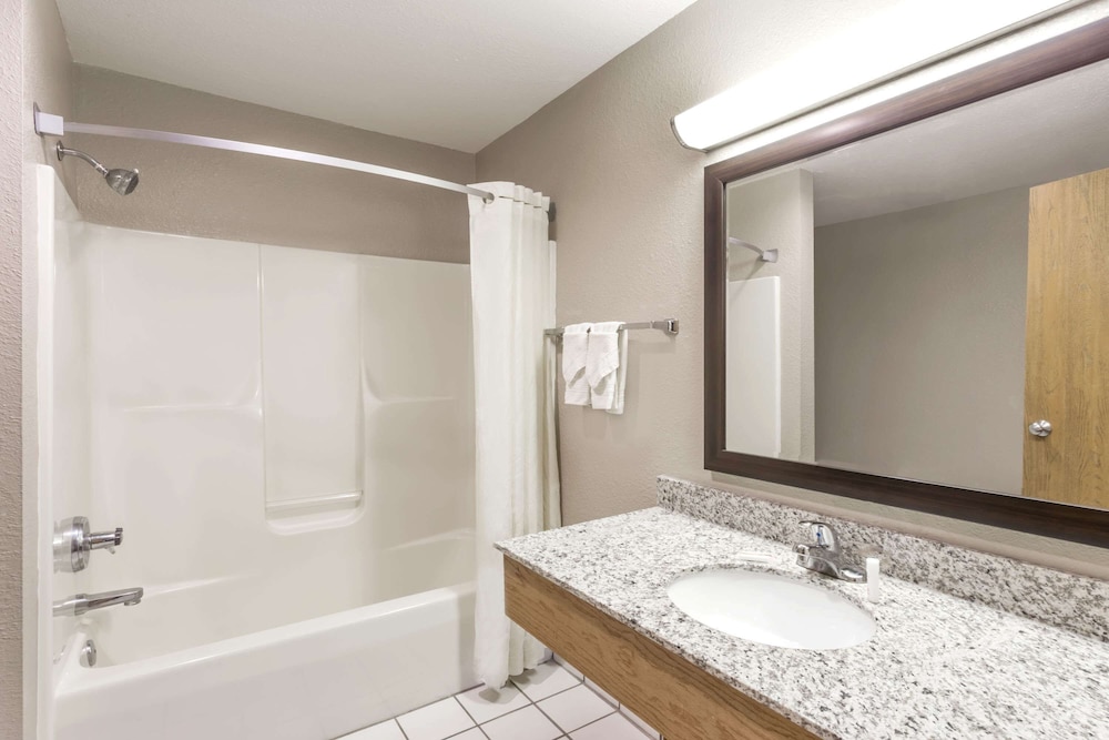 Super 8 By Wyndham Plymouth 11/21