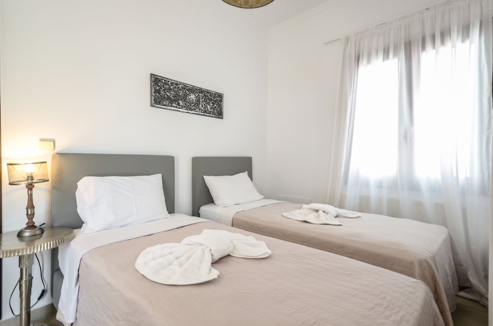 Naxos Center Houses 9/50