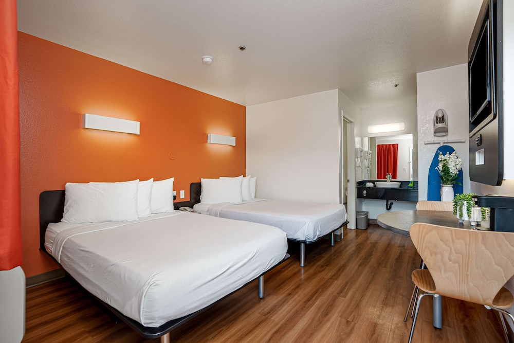 2 Full Beds Premium, Mini Fridge