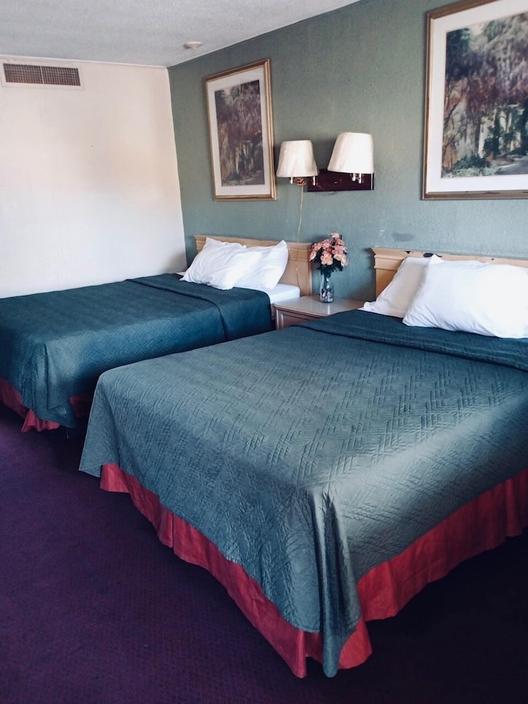 Hotel O Hillcrest Norton KS Hwy 36 16/43