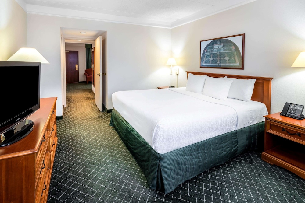 La Quinta Inn Suites Madison American Center 10/38