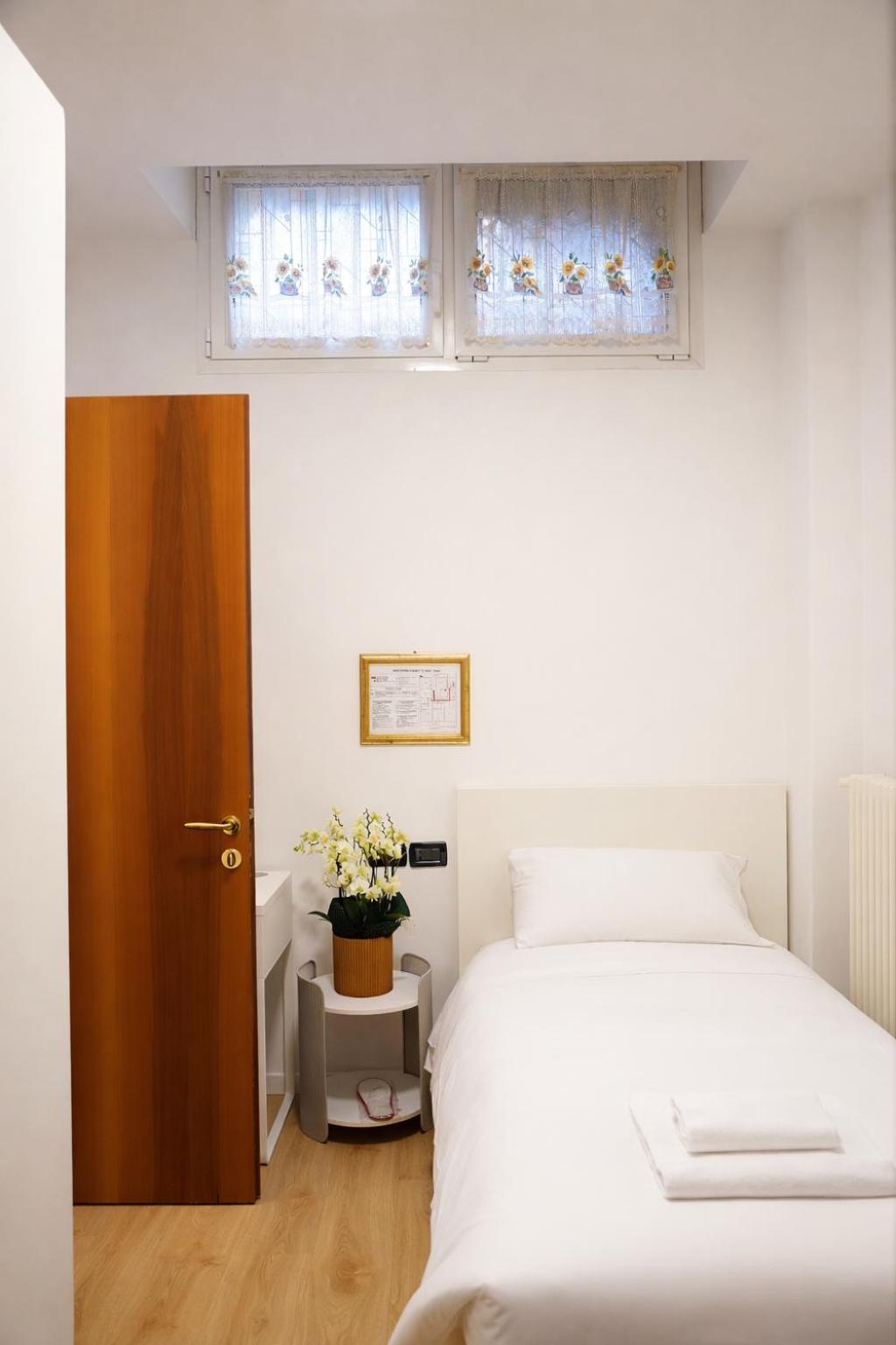 Sunshine HOTEL 12/50