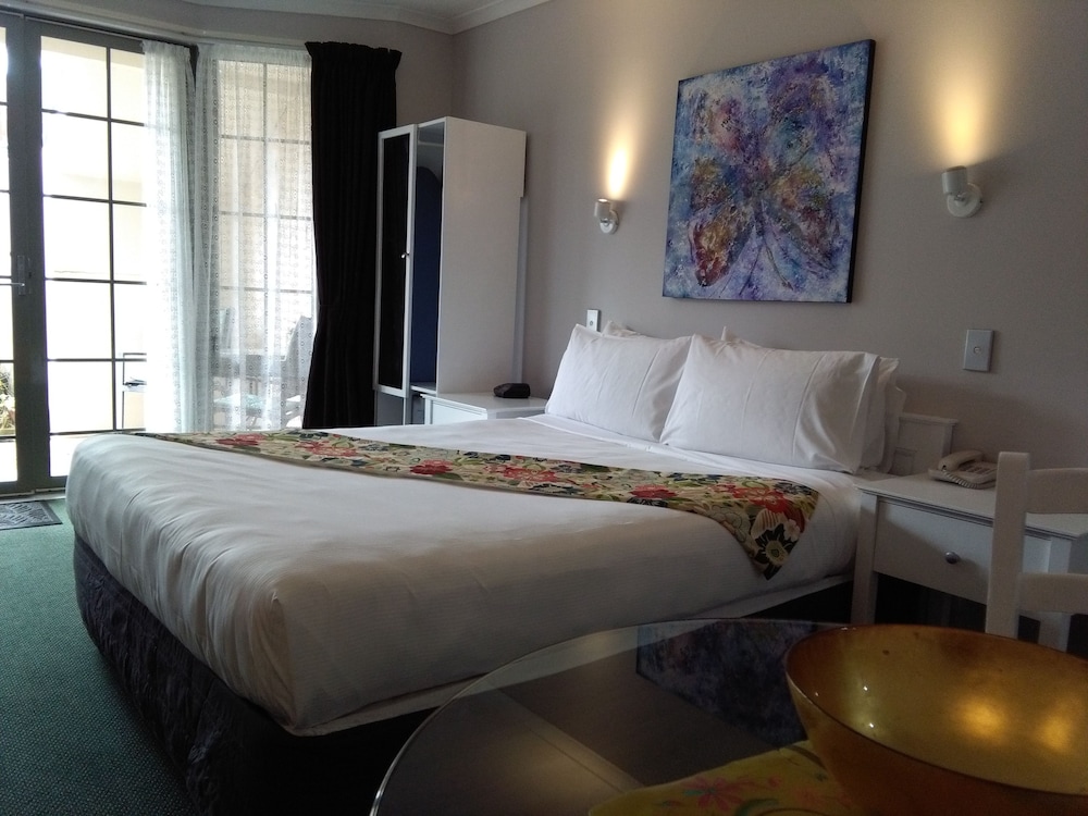 Colonial Lodge Motel 6/28