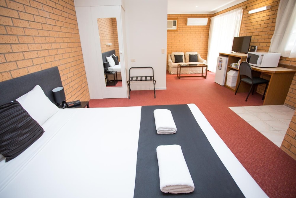 Blue Whale Motor Inn and Apartments 38/55