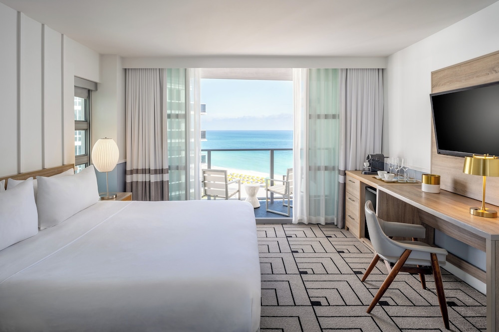1 Bedroom, Premium, Suite, King Bed, Ocean Front, Sofa، Cadillac Hotel & Beach Club, Autograph Collection 2/4