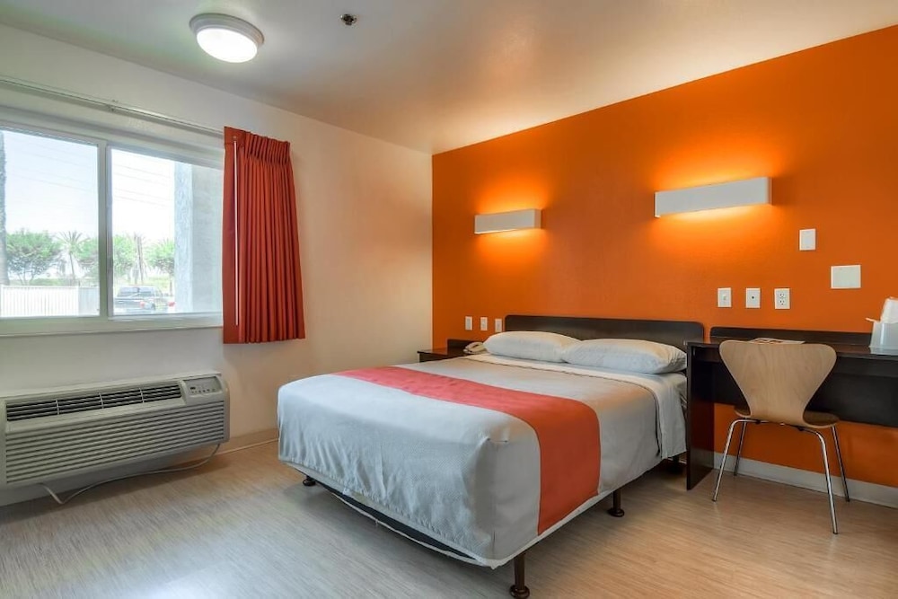 Motel6 Anaheim, CA - Maingate 26/58