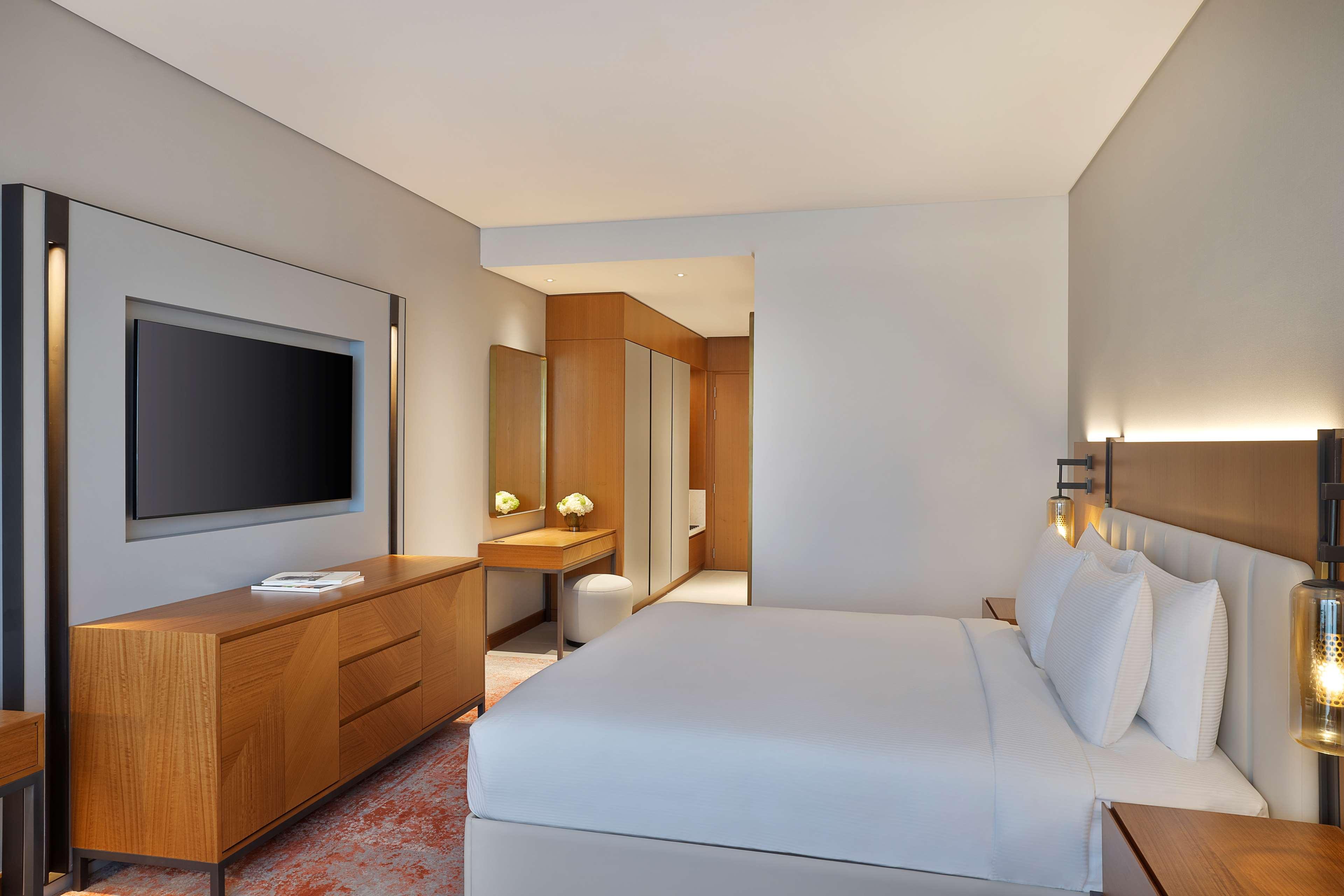 2 BEDROOMS, APARTMENT, KING BED, CORNER