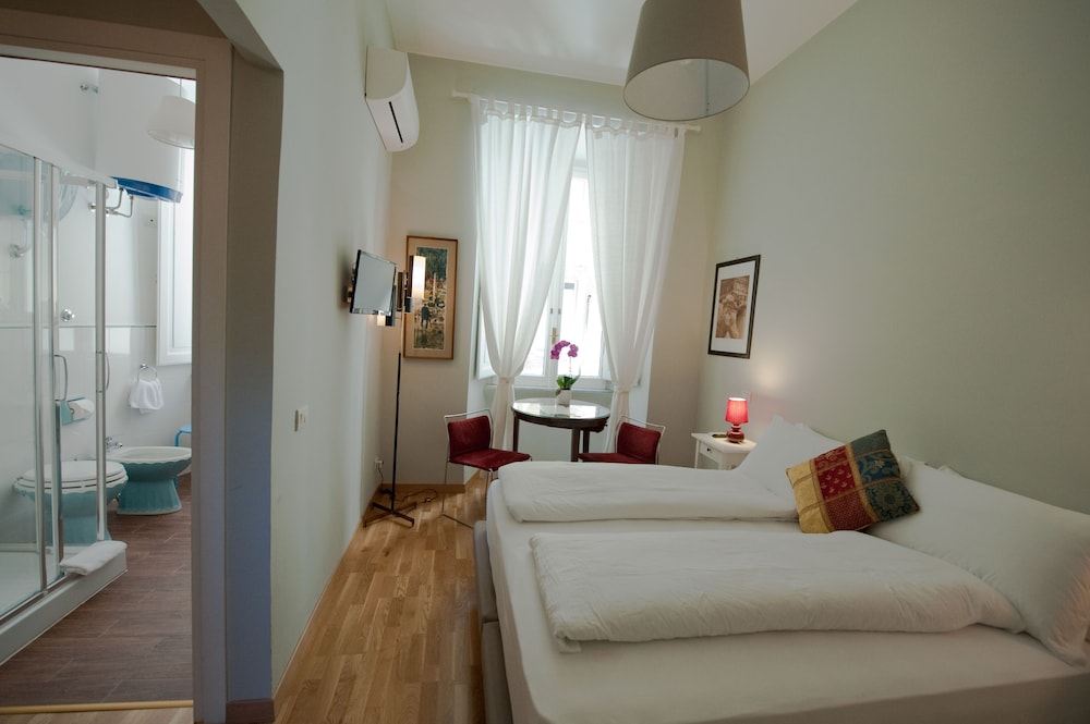 ROOM, DOUBLE BED