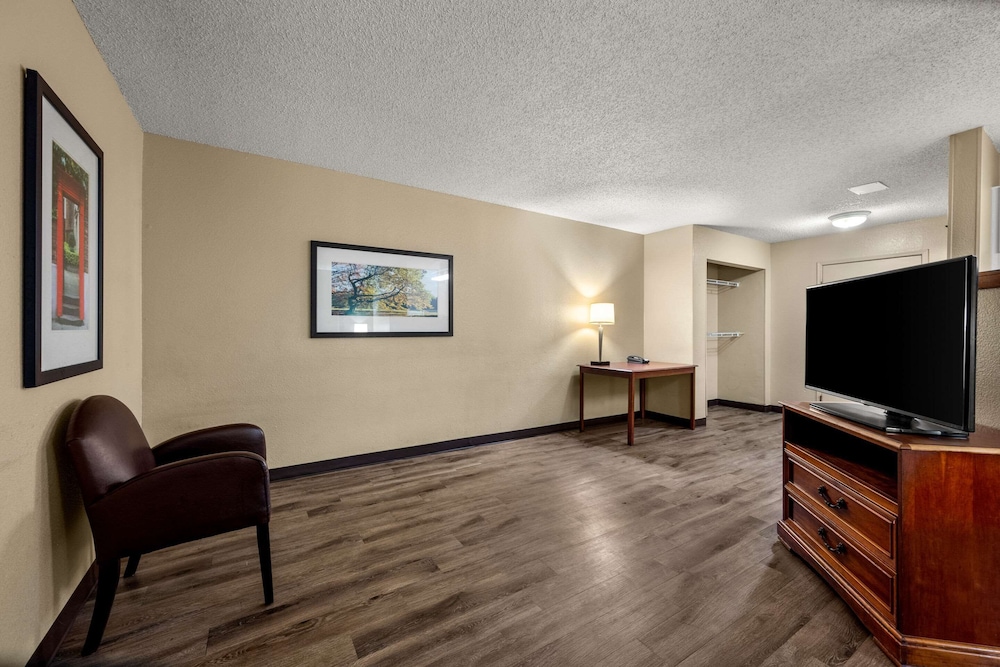 Suburban Studios Houston North I-45 26/40