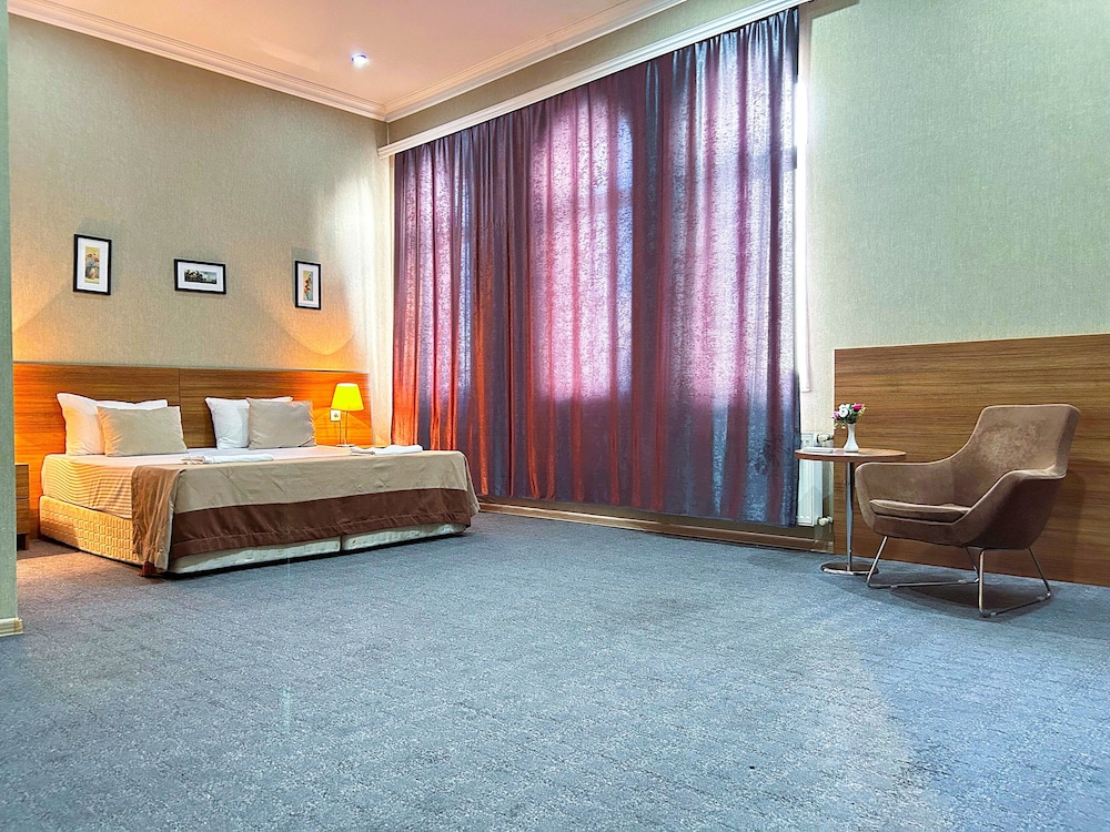 The Family Hotel 16/34