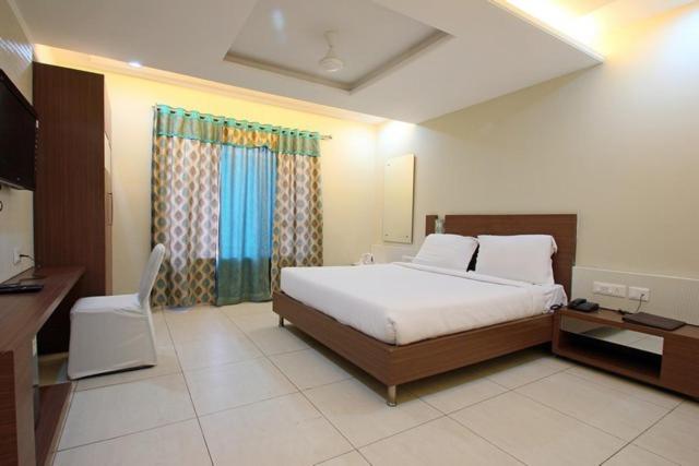 Hotel Sheela Shree Plaza 8/23