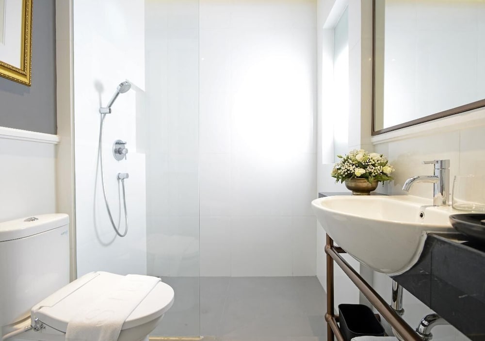 Brava Suites by ZIA Surabaya 34/35