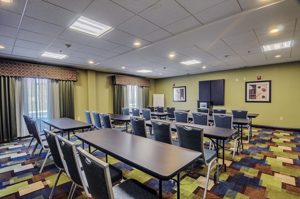 Holiday Inn Express Hotel And Suites Wytheville 58/74