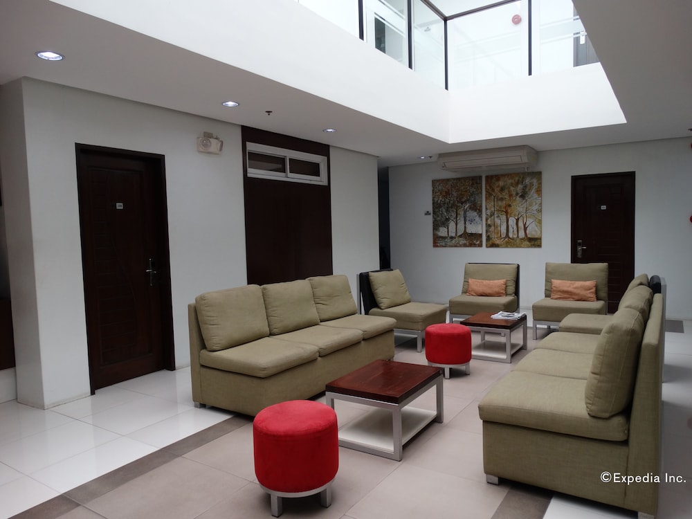 Holiday Suites Business District 25/49