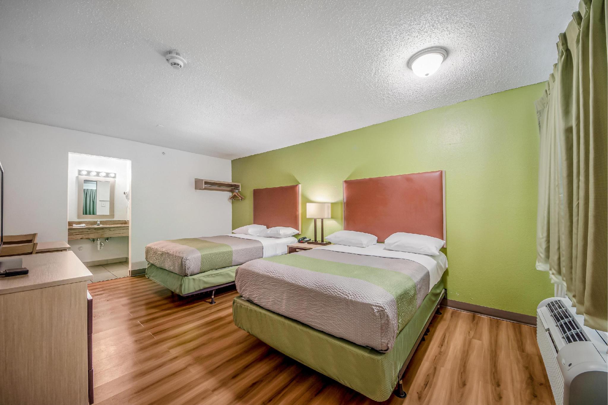 2 Full Beds - Non-Smoking, Micfridge