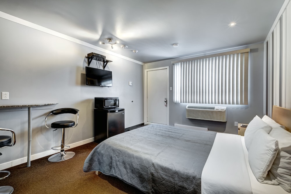 STANDARD, QUEEN BED