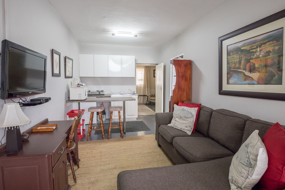 Hillton Manor Guest House 25/50