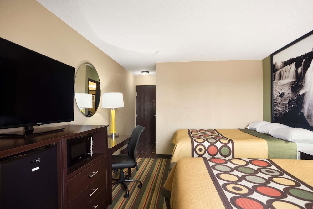 Super 8 by Wyndham Joplin 16/23