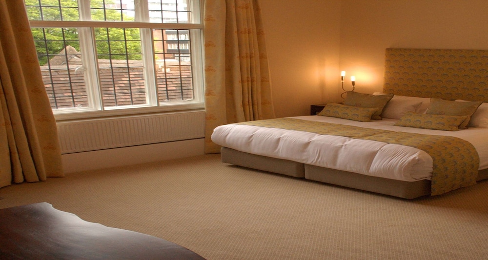 SUITE, KING BED