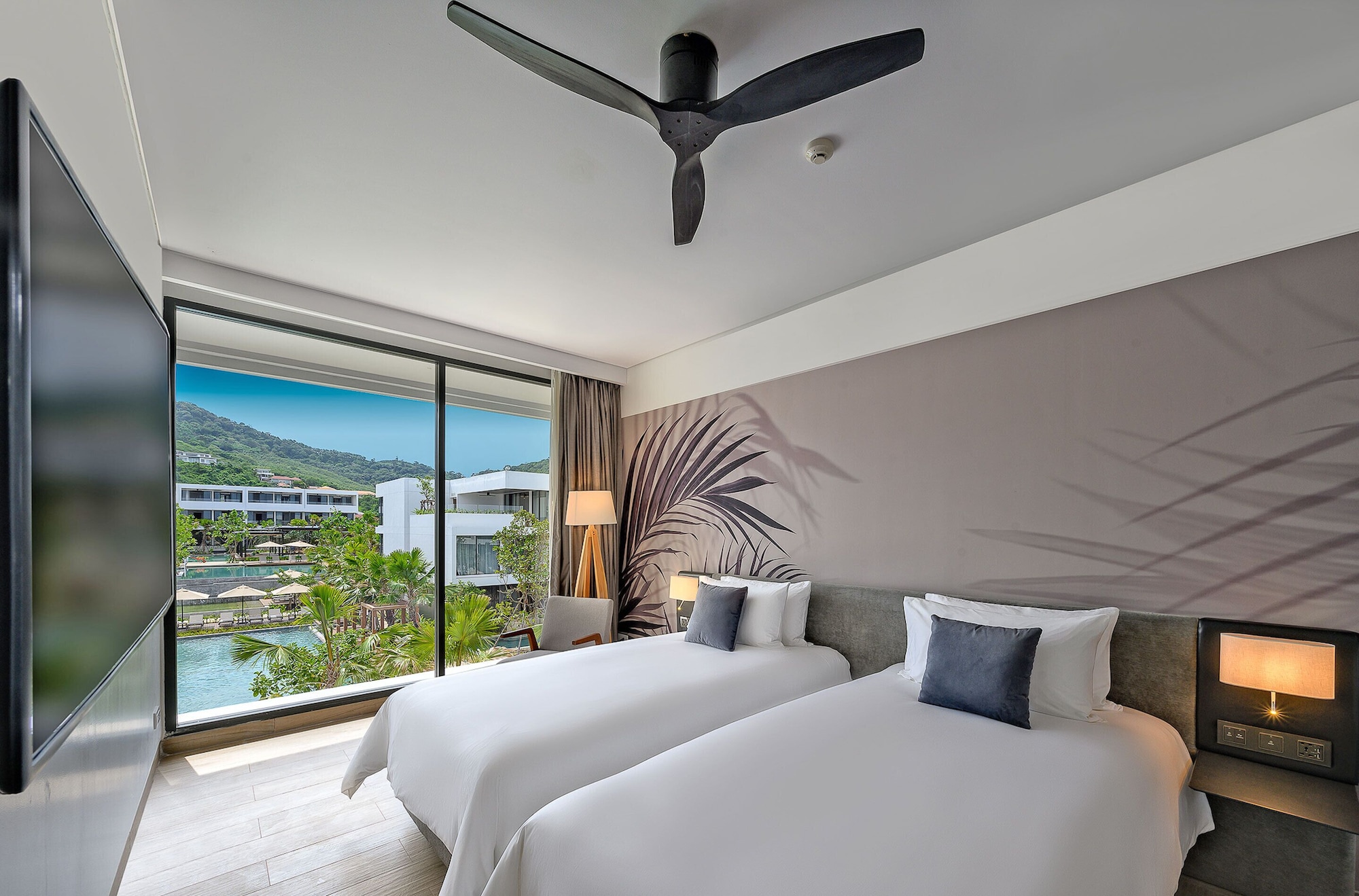 جناح بسرير كينج وسريرين منفصلين بغرفتي نوم بمسبح خاص