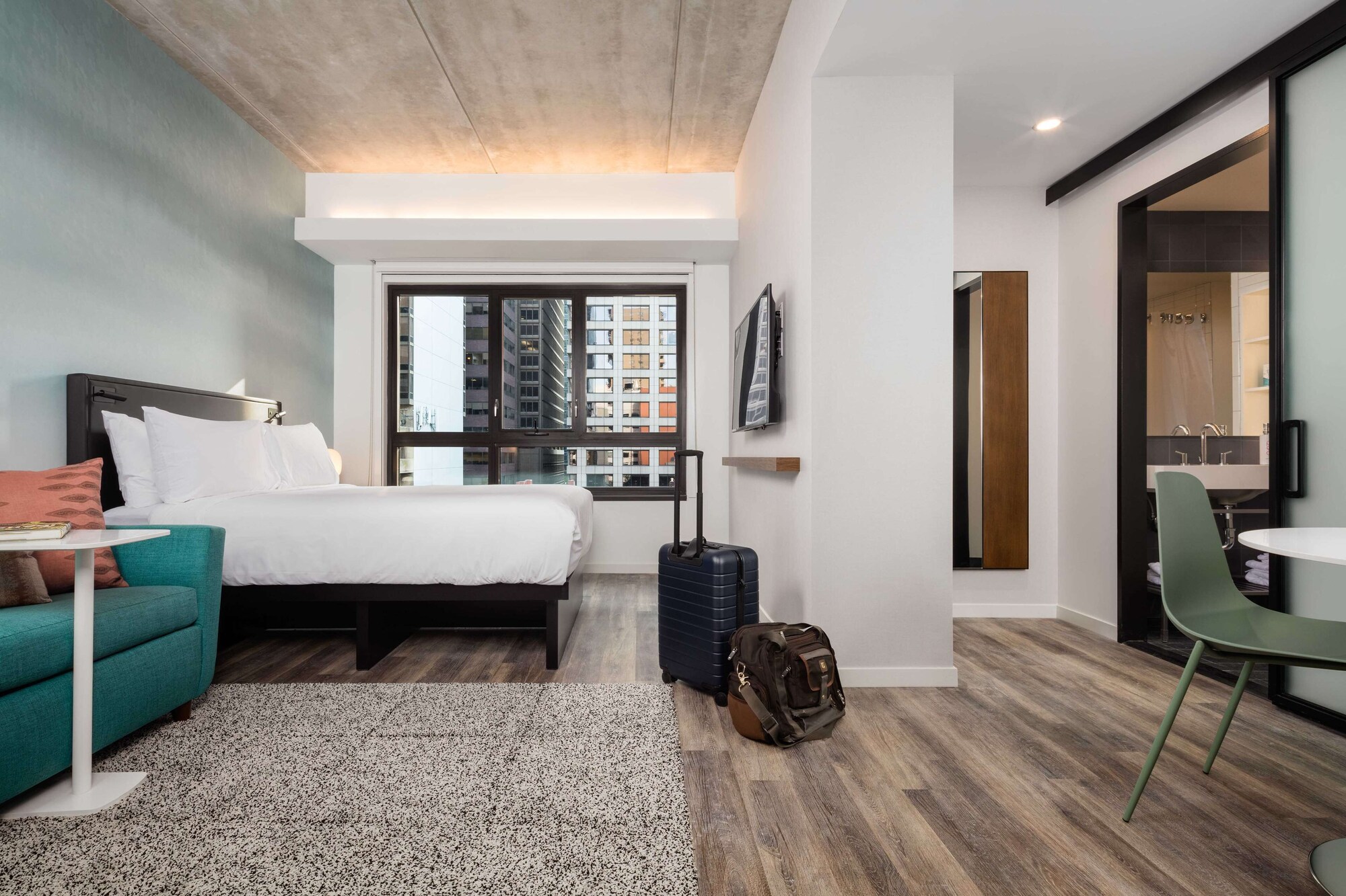 STUDIO, QUEEN BED