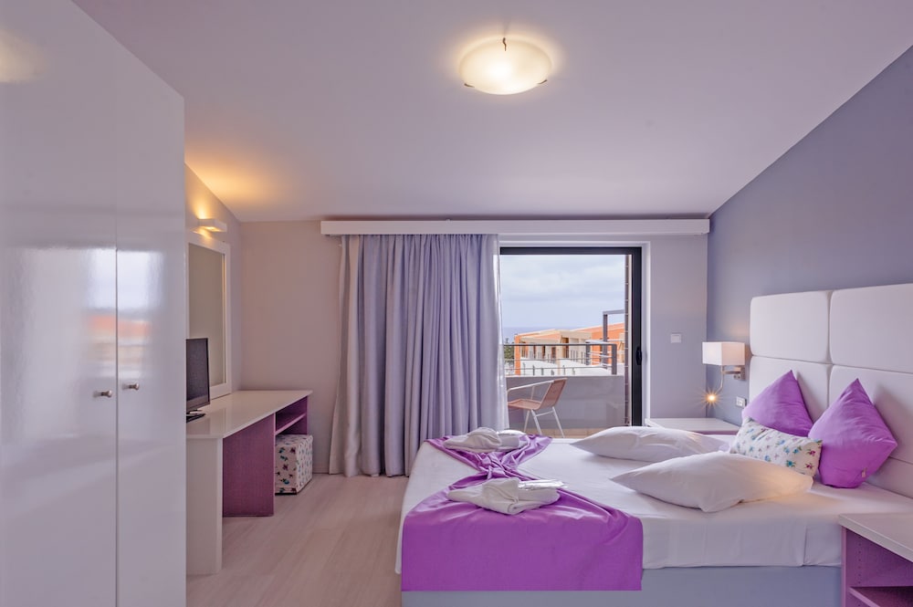 Superior, Studio, Queen Bed, Sea View