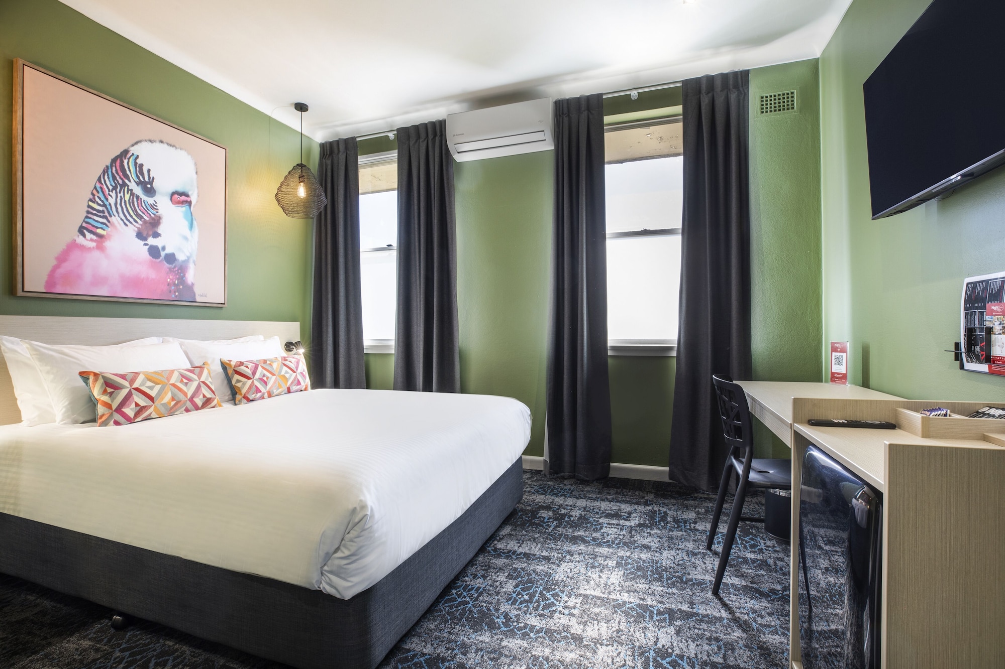 STUDIO, QUEEN BED