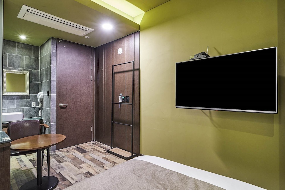Amourex Hotel 48/49