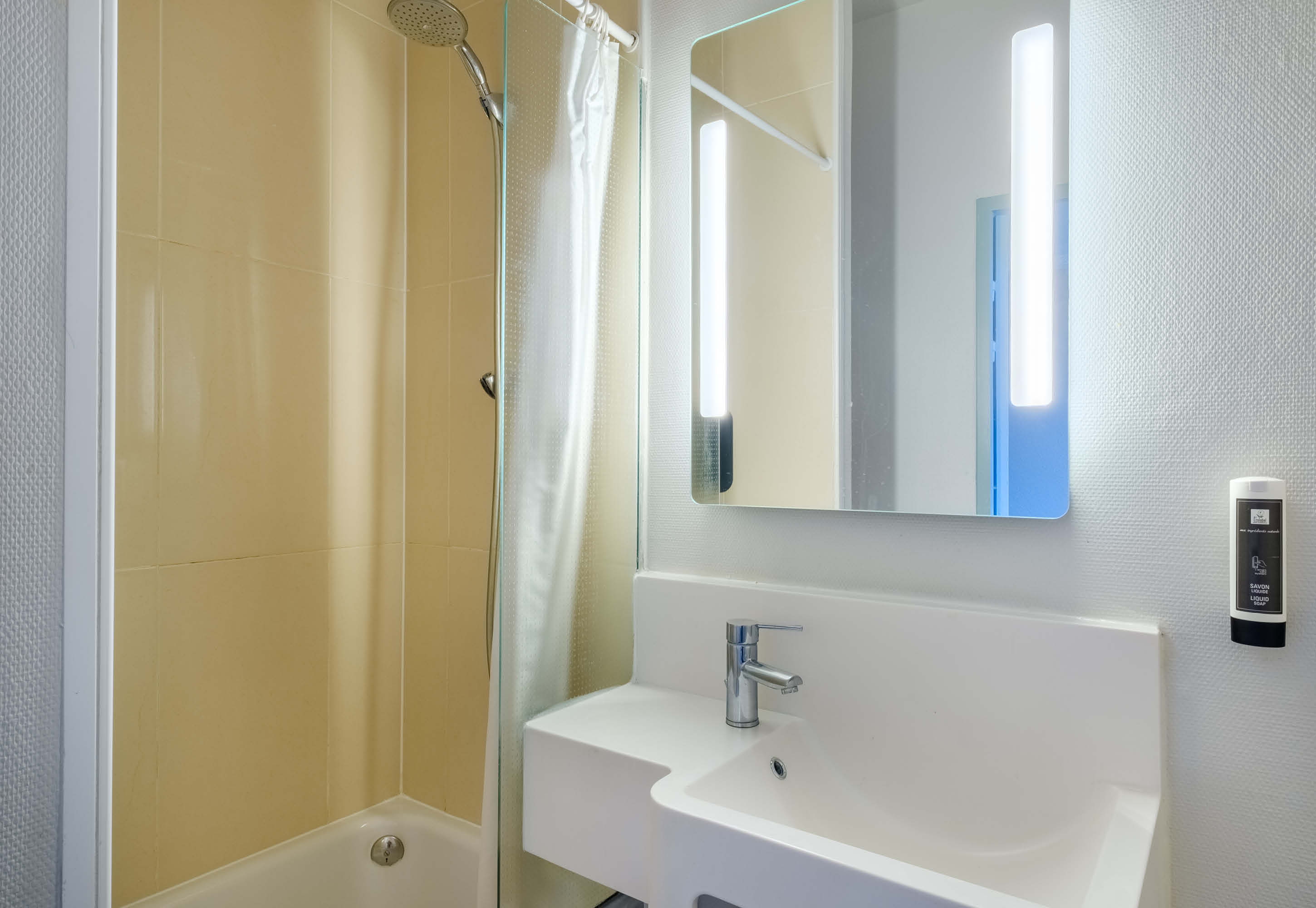 Standard, Triple, B&B Hotel Villeneuve Loubet Village 4/4
