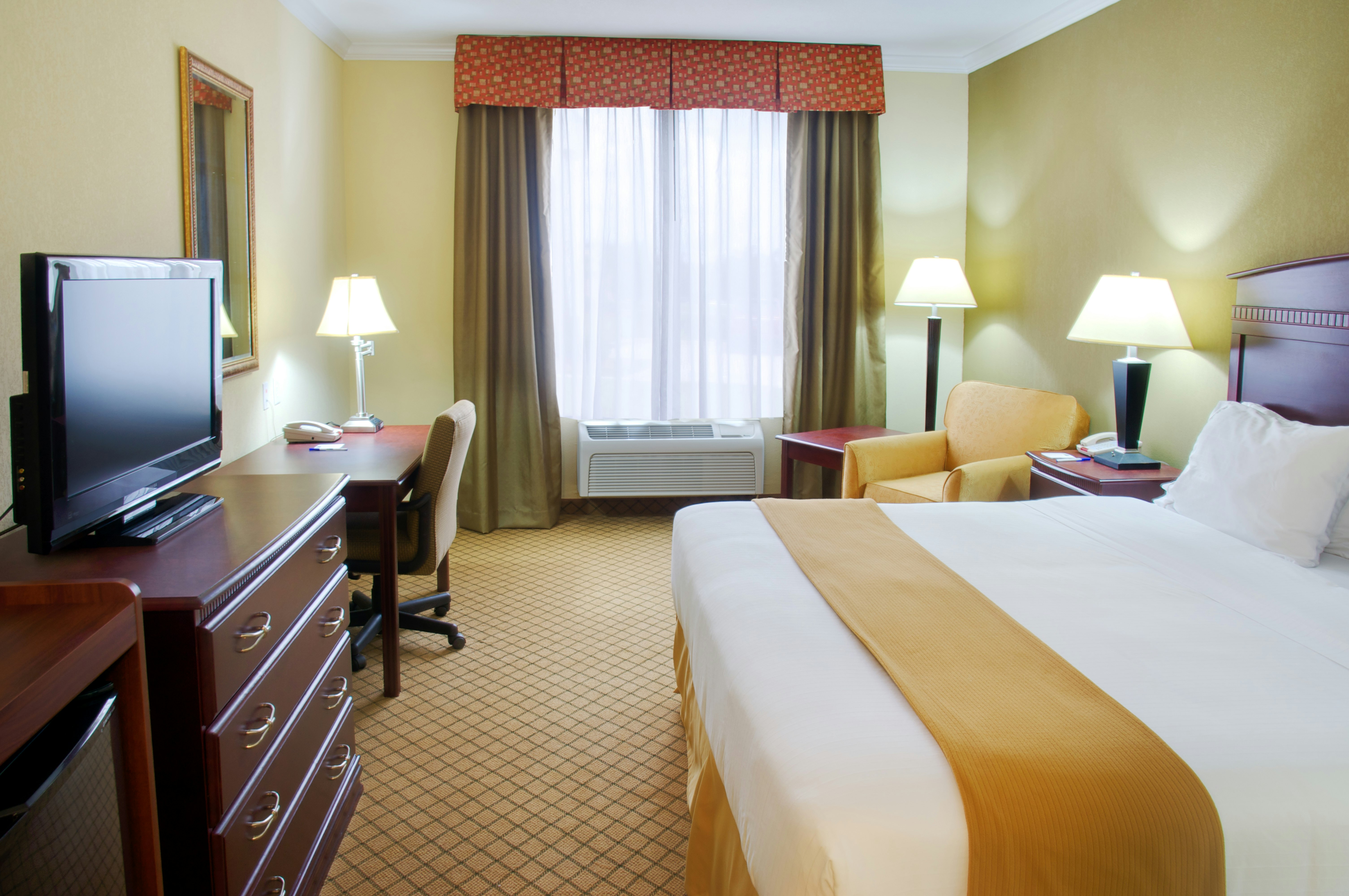 Holiday Inn Express Hotel & Suites Winnie 17/63