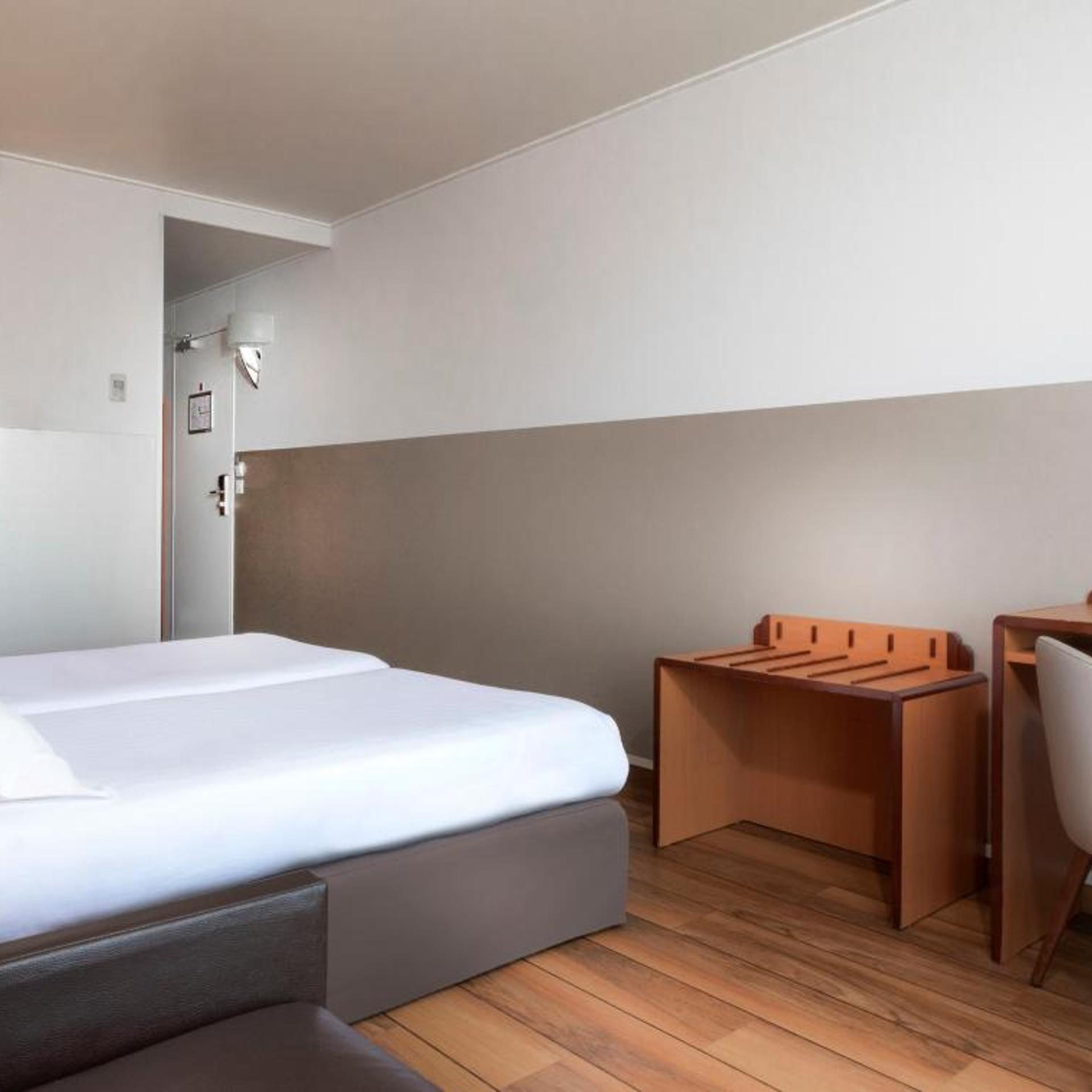 Parisian, Twin Beds, Hotel Du Lion 7/10