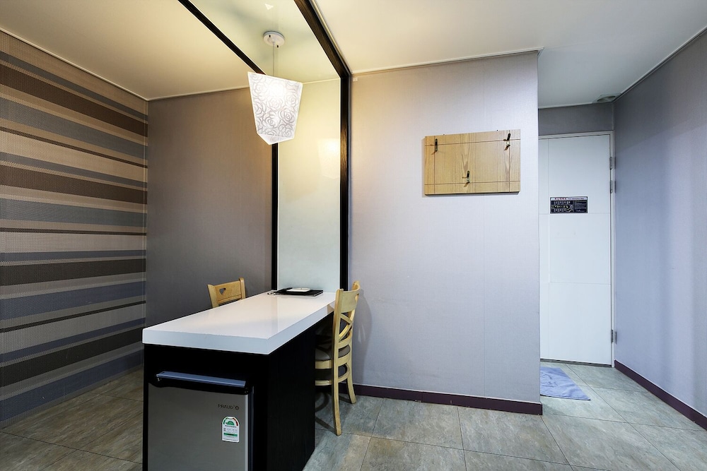 White Tourist Hotel 14/24