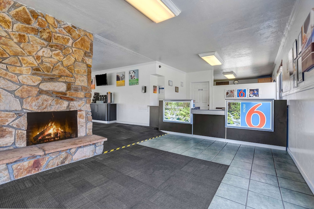 Motel6 Fort Bragg, CA 7/49