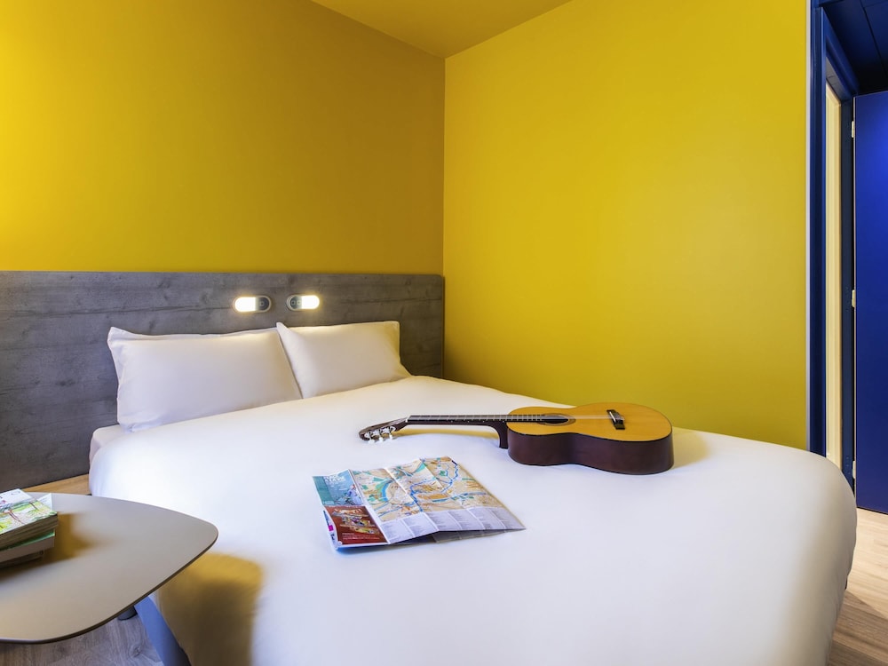 DELUXE, DOUBLE BED