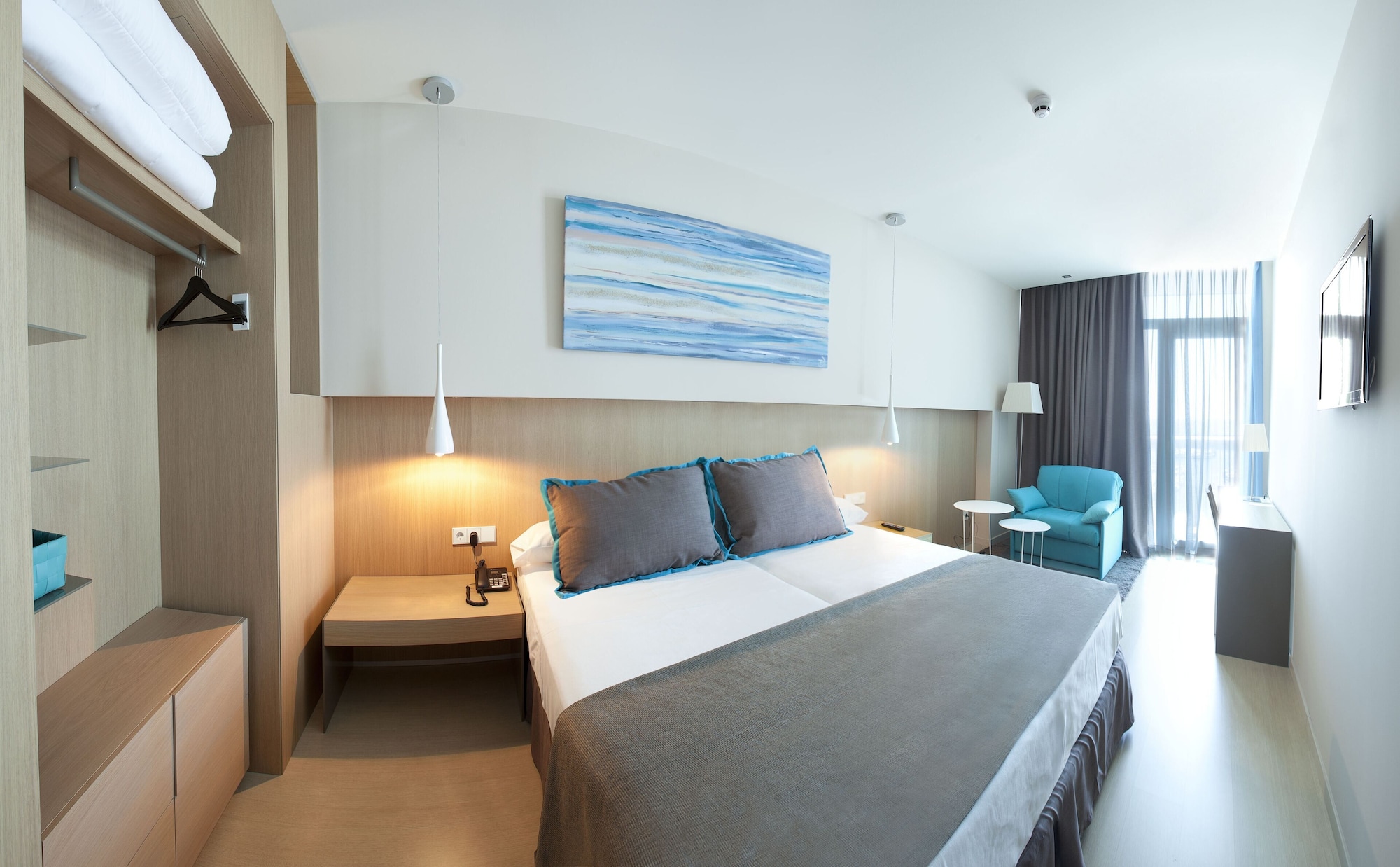 غرفة ثلاثية بسريرين منفصلين بإطلالة على المرسى بشرفة مع أريكة، Atenea Port Mataro Hotel 2/8