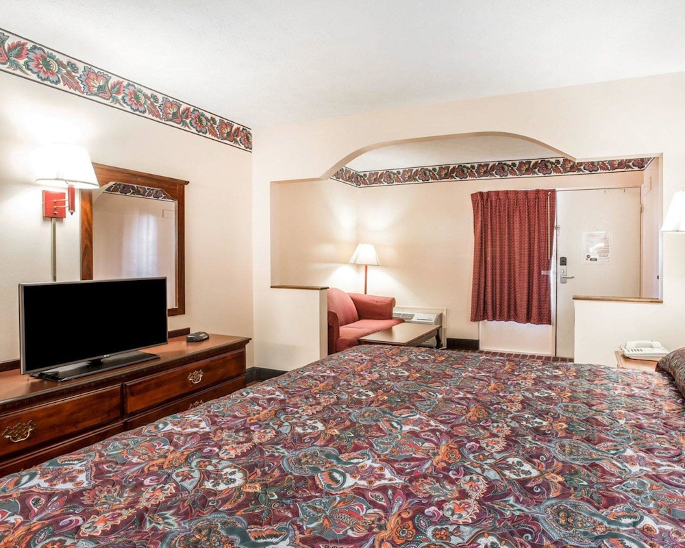 Econo Lodge Mc Donough 18/33