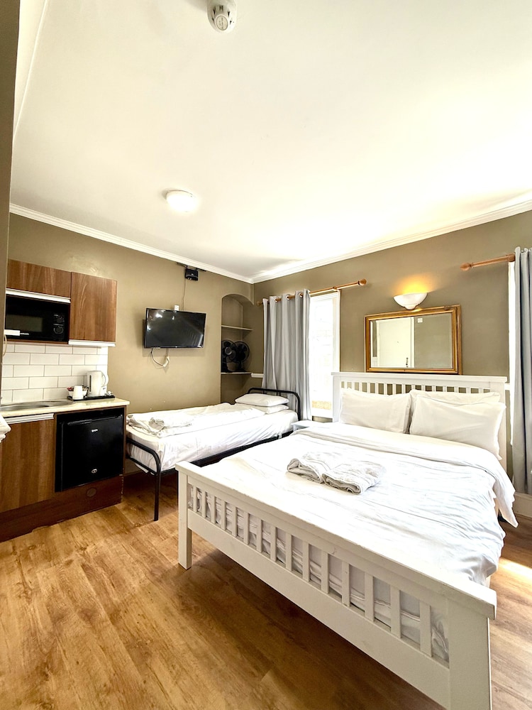 Ebury House Hotel 24/50