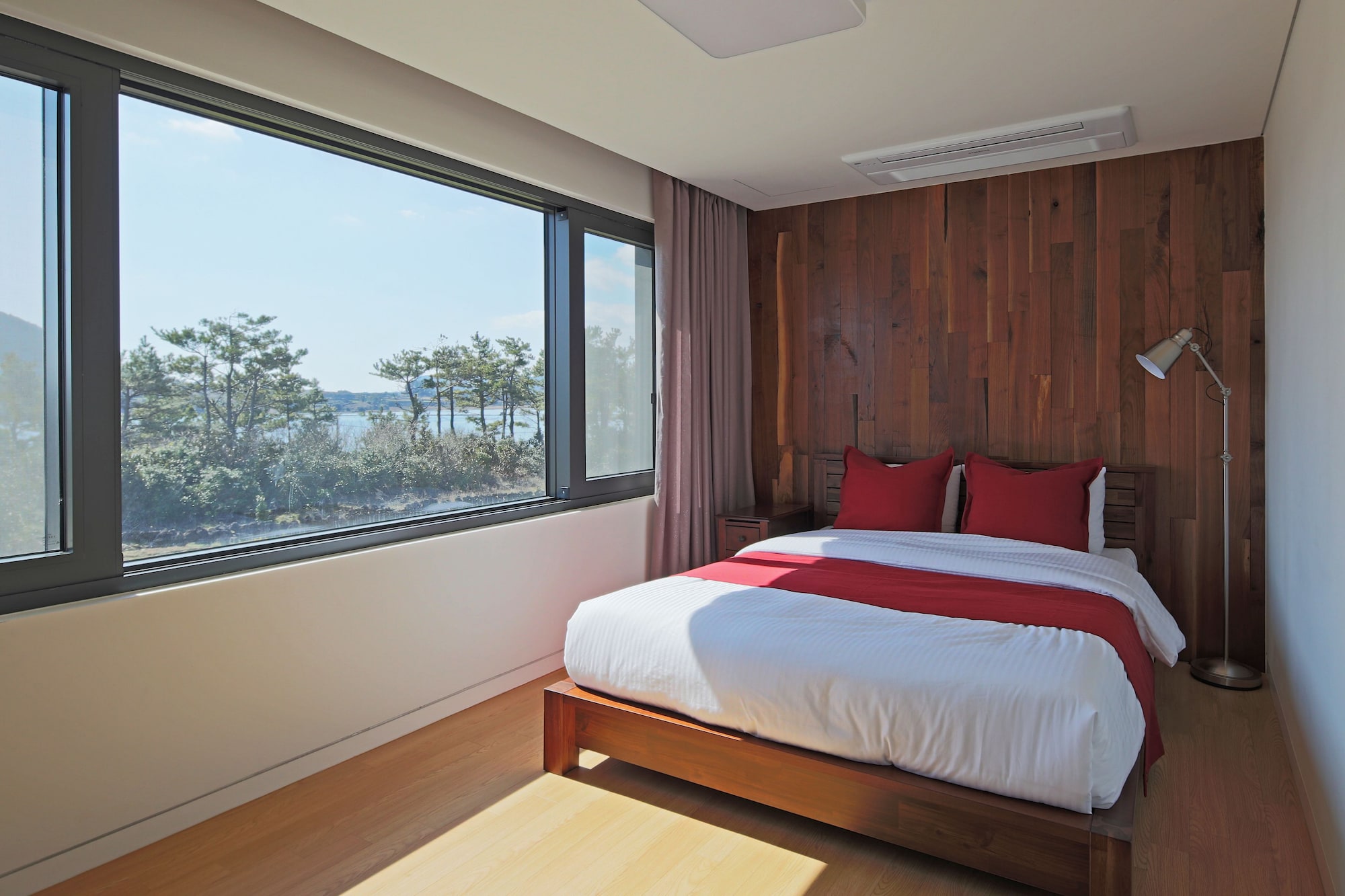SUITE, CORNER