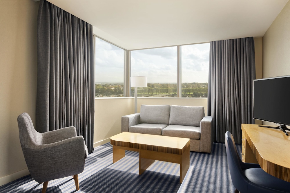 Ramada Hotel & Suites by Wyndham Coventry 19/38