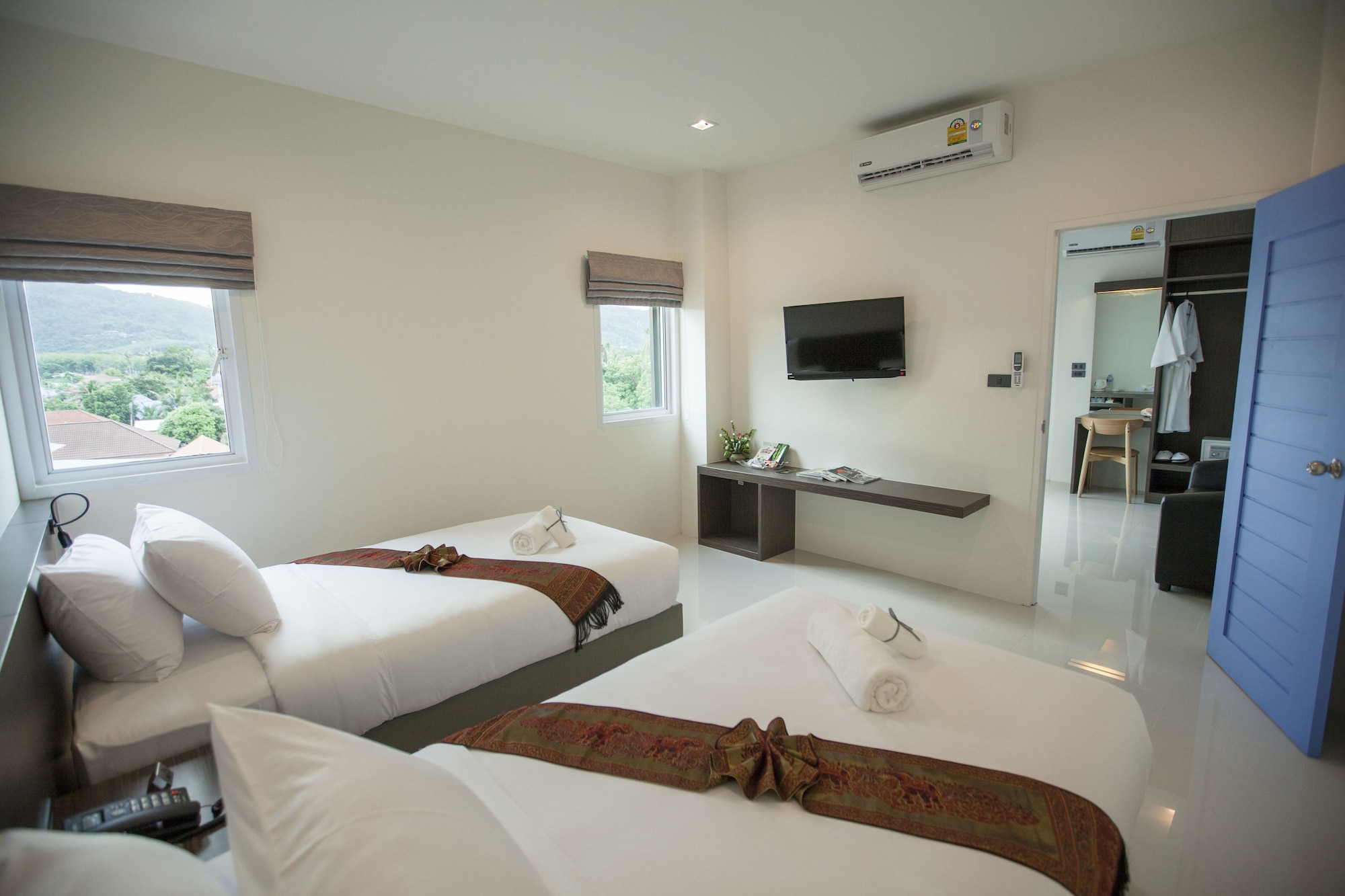 DELUXE, TWIN BEDS