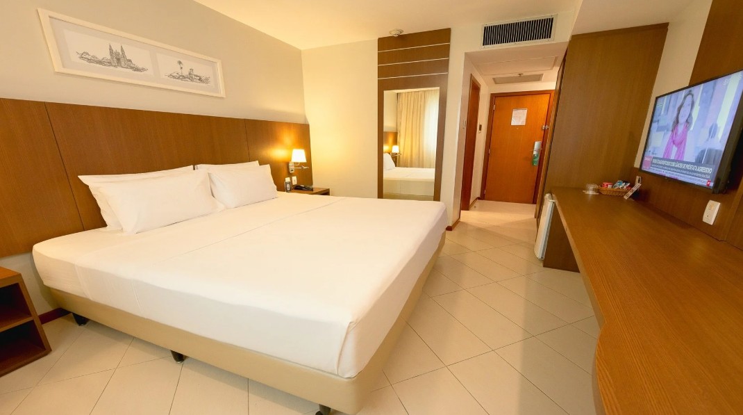 ROOM, KING BED
