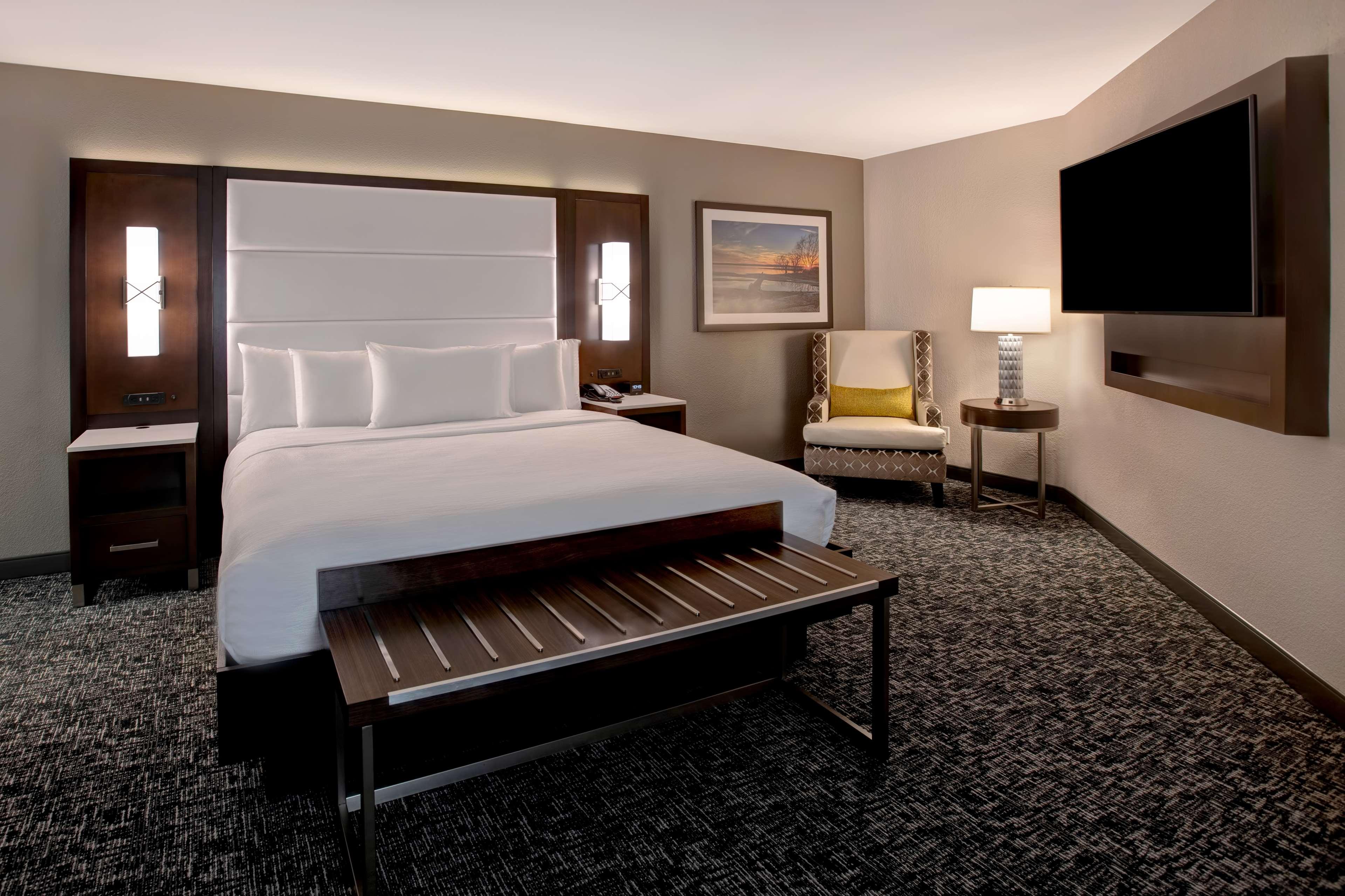 2 ROOMS, SUITE, KING BED, CORNER